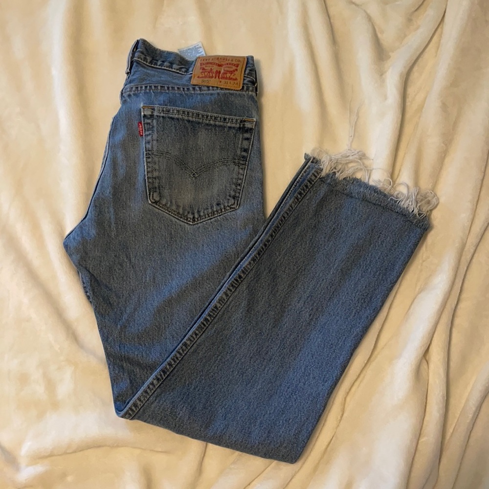 Women’s hem-distressed Levi’s
